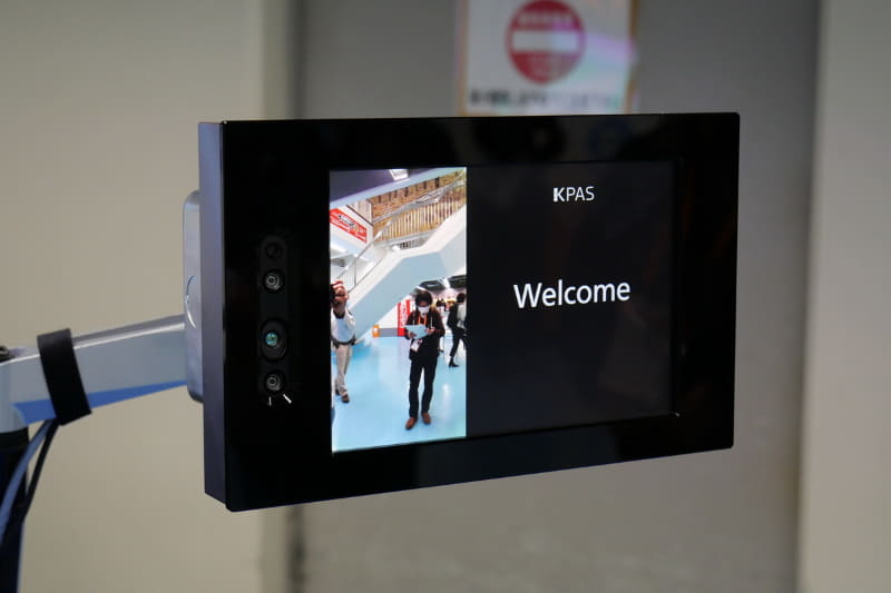 こちらが、東京ドームで関係者を対象に実証実験が行なわれている顔認証入場システム。中央にディスプレイ、左側に顔認証用のカメラを搭載している