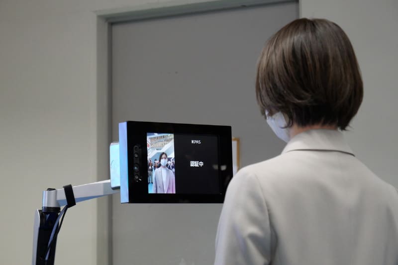 システムにある程度近付くと顔認証が行なわれる