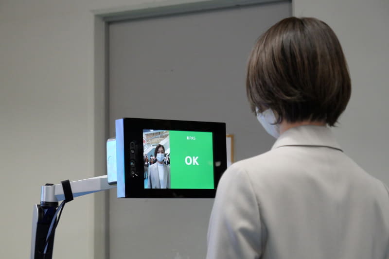 顔を捉えて1秒もかからず認証が完了。マスクを装着していても問題なく認証できている