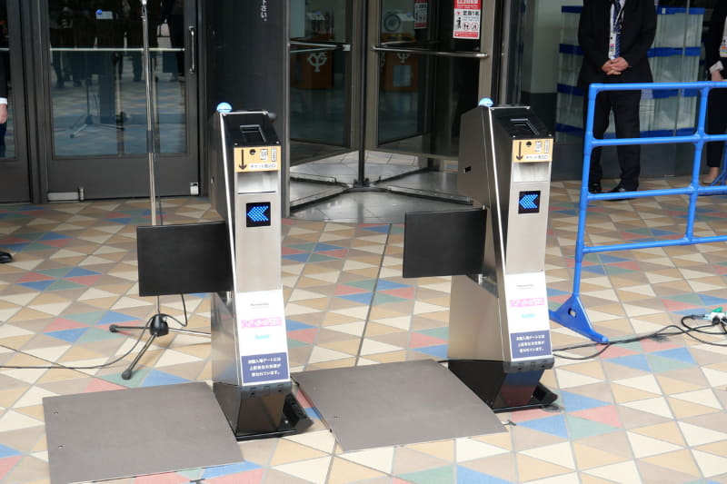 こちらは、チケットに記載されたバーコードやスマートフォンに表示したQRコードを読み取って入場が可能な「自動電子入場ゲート」