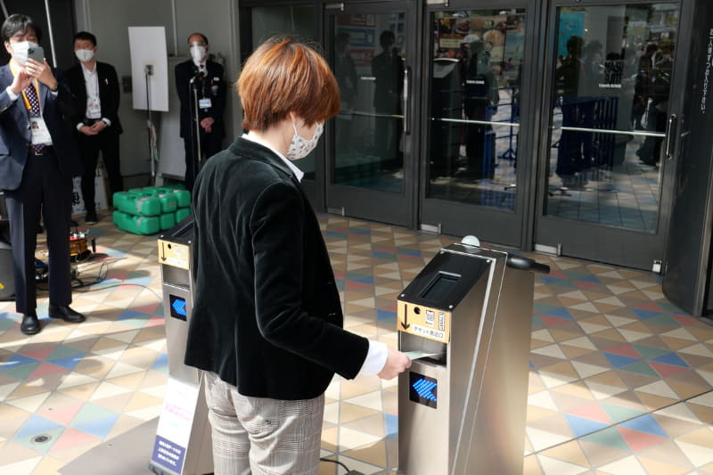 自動電子入場ゲートは運用が始まっており、全入場口に設置される。将来は顔認証入場も組み合わせたシステムにしたいという