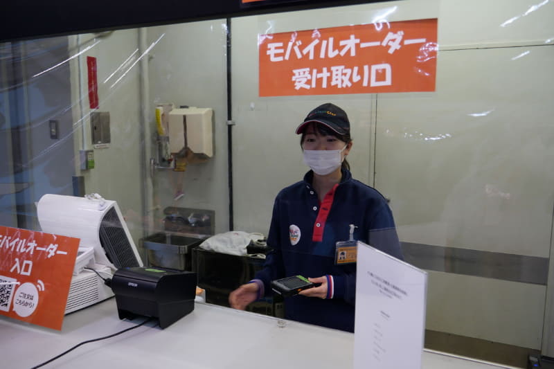 モバイルオーダーで注文した商品は専用の受け取り口で受け取る