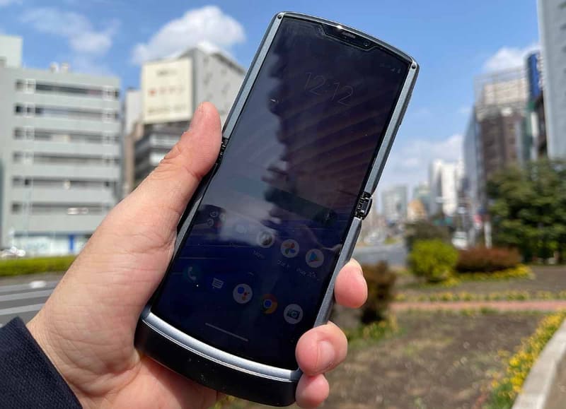 開いてみると今時のスマホ。画面は6.2インチだ。