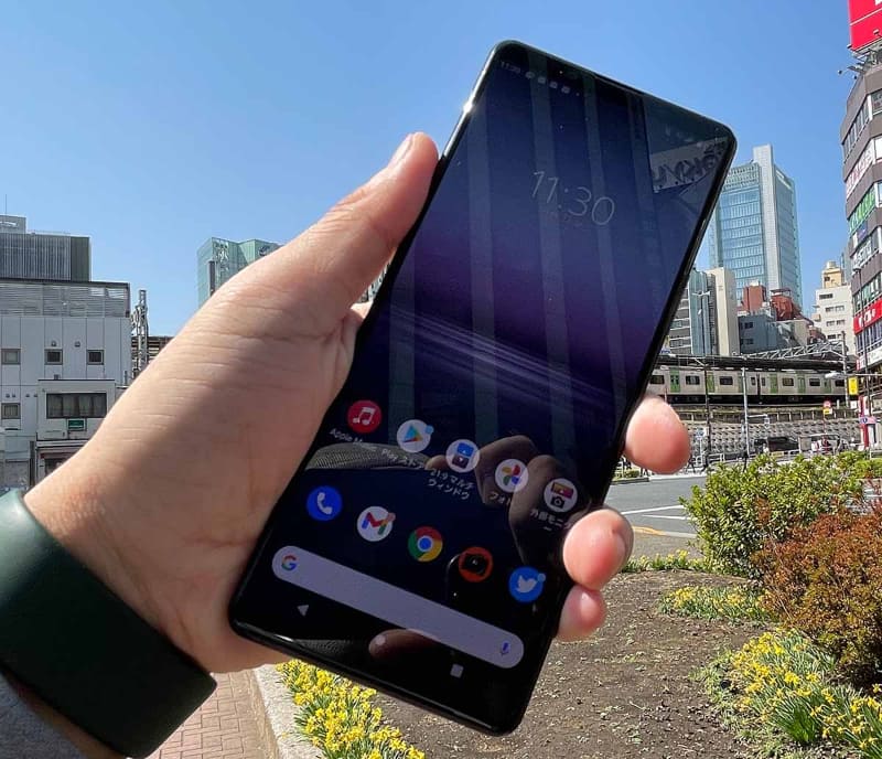 比較対象として「Xperia １II」。実はサイズ感が非常に近い。