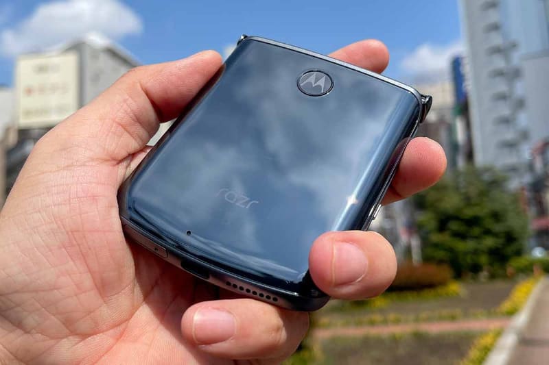 本体裏側。モトローラの「M」ロゴは指紋センサーになっている。