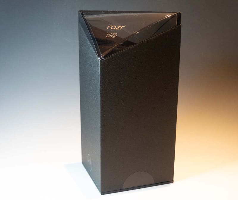 Razr 5Gの箱。スタンドになるようになっていて、セットされたケーブルやヘッドホンも専用ケーブに収納されている