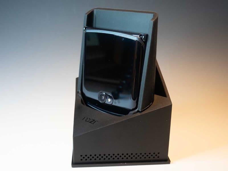 Razr 5Gの箱。スタンドになるようになっていて、セットされたケーブルやヘッドホンも専用ケーブに収納されている