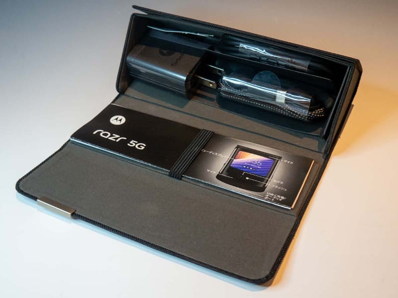Razr 5Gの箱。スタンドになるようになっていて、セットされたケーブルやヘッドホンも専用ケーブに収納されている