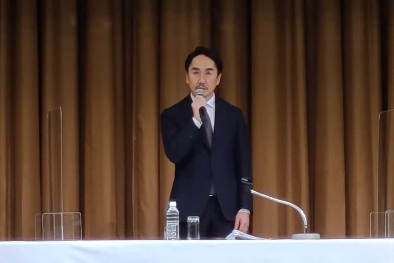 LINEの会見で個人情報に関する問題について説明するZホールディングス代表取締役Co-CEOの出澤剛氏