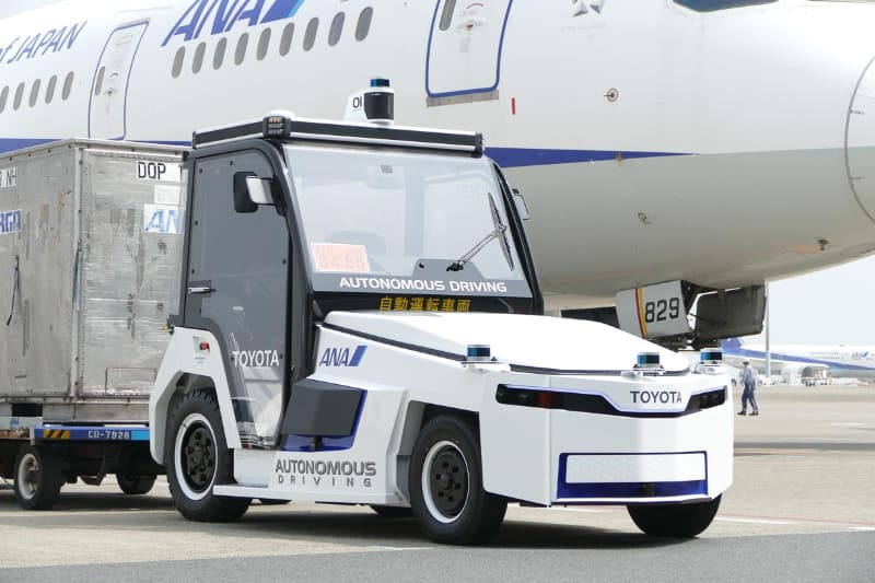 自動運転トーイングトラクター