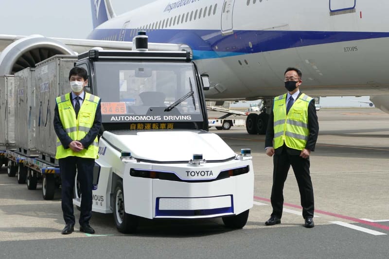 全日本空輸 執行役員 オペレーションサポートセンター長 兼 空港センター長 要海昌樹氏(左)と、豊田自動織機 執行職 トヨタL&FカンパニーR&Dセンター長の一条恒氏(右)