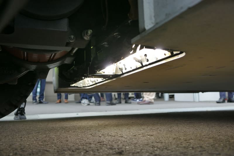 照明と照明の間に見えるのが路面パターンマッチング用のカメラ