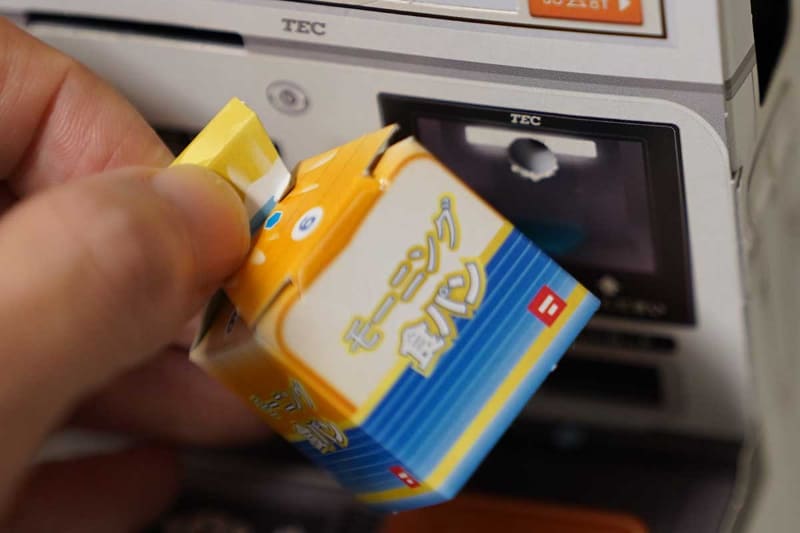 バーコードをスキャナにかざす