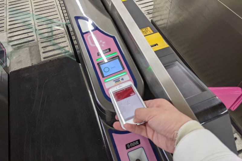 4月3日にスタートした南海電気鉄道の「Visaのタッチ決済」による改札システム通過の様子。新今宮駅にて撮影