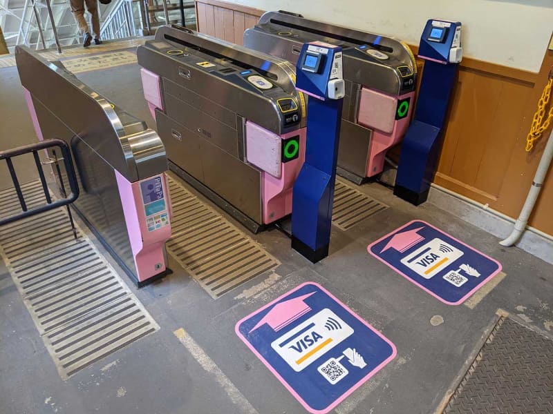 高野山駅での入場ゲートはすべてポール型のリーダーに変更されている