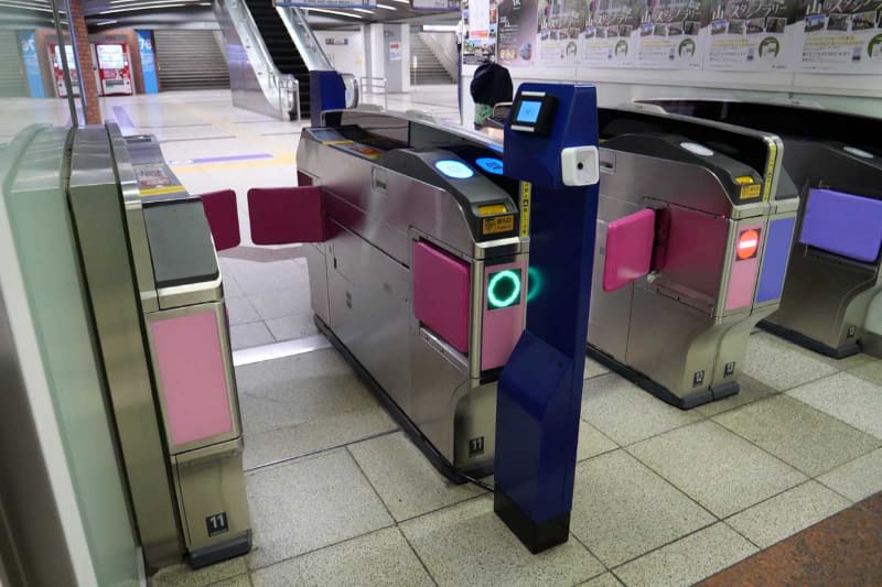 難波駅の2階中央改札口に設置されている、Visaのタッチ決済と南海デジタルチケット対応自動改札機。既存の自動改札機にカードリーダーとQRコードリーダーを取り付けた専用ポールを設置したものとなっている