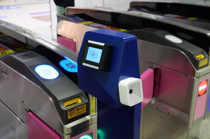 ポールには、手前側にQRコードリーダー(白いユニット)、側面にICカードリーダーが設置されている。自動改札機の交通系ICカード用リーダーもそのまま動作しており、交通系ICカードでも入出場が可能だ