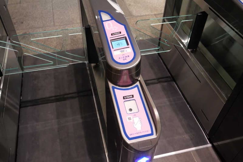 自動改札機手前にICカードリーダーとQRコードリーダーを配置。技術的には一体化することも可能だが、今回の実証実験ではあえて分けたとのこと