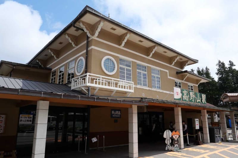 高野山ケーブルカーの高野山駅。こちらにも、Visaのタッチ決済と南海デジタルチケットに対応する専用自動改札機が設置されている