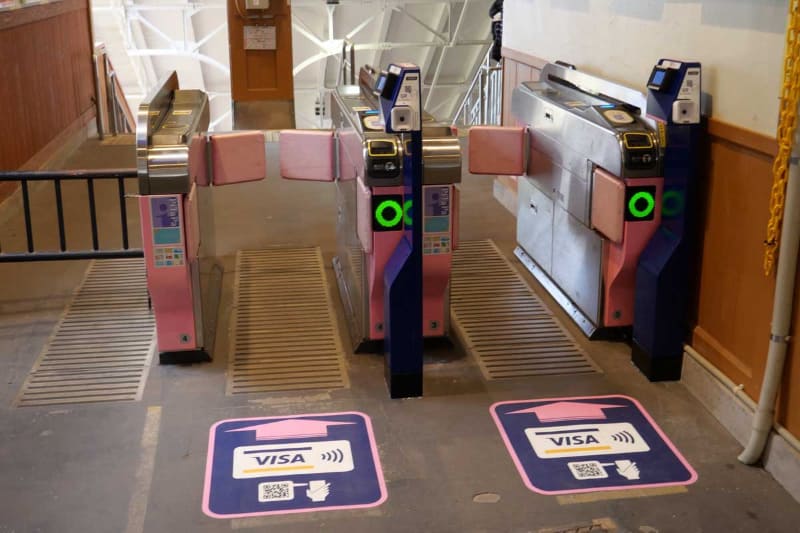 高野山駅の入場専用改札機。2レーン用意されており、双方とも既存自動改札機に専用ポールを追加することで、Visaのタッチ決済と南海デジタルチケットに対応。出場専用の自動改札機2レーンも同様だ