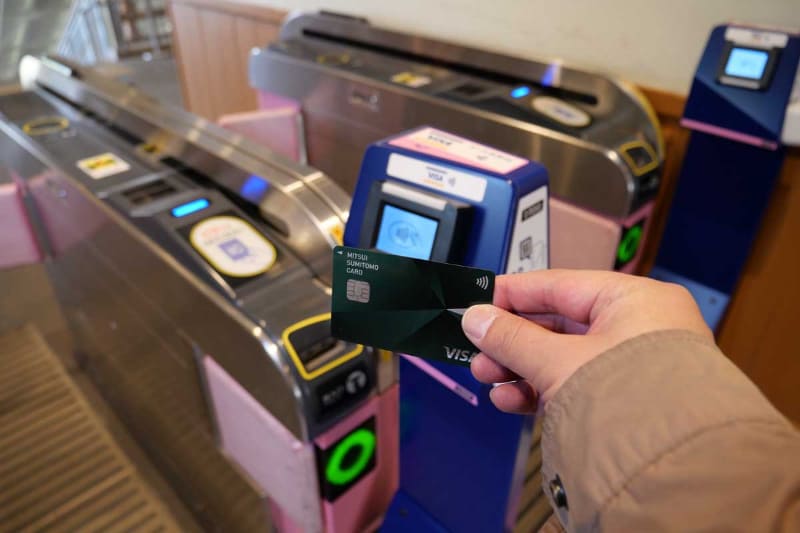 ポール側面のカードリーダーにVisaのタッチ決済対応クレジットカードをタッチすることで入場できる