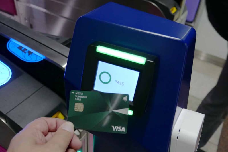 正常に入場できると、このようにカードリーダーのディスプレイに「○ PASS」と表示される