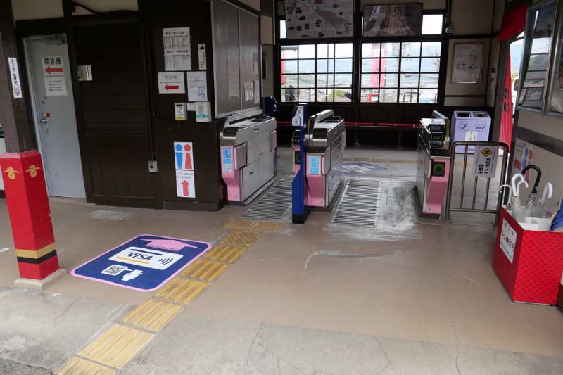 九度山駅には自動改札機が2レーン設置されており、1レーンがVisaのタッチ決済と南海デジタルチケットに対応