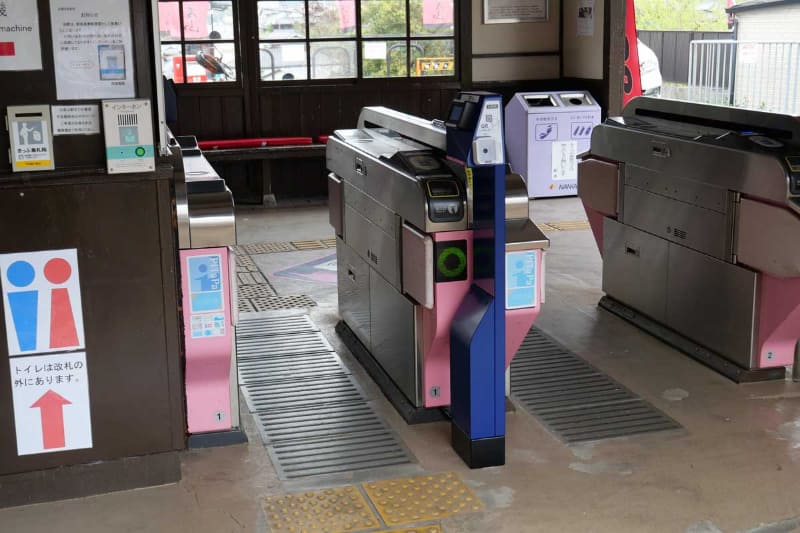 高野山駅同様に、既存の自動改札機に専用ポールを加えたものを採用している