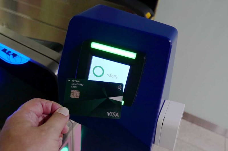 出場時には、このようにカードリーダーのディスプレイに運賃が表示される(この写真は別の駅でのもの)