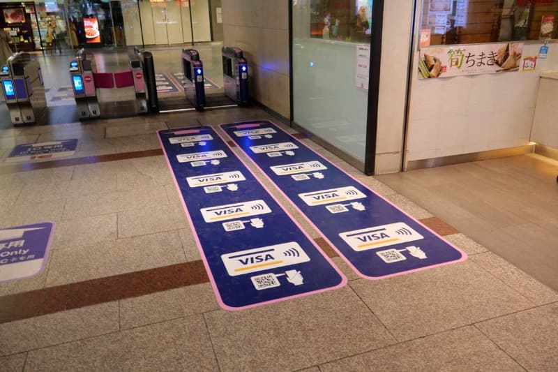 難波駅では、3階北改札に設置されているセキュリティゲート型の専用自動改札機を利用。床にはVisaのタッチ決済と南海デジタルチケットが利用できることを示す大きな誘導サインが貼られていた