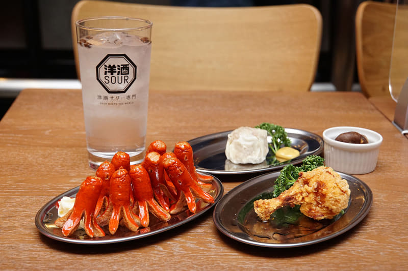 料理は手前左が「タコサンウインナー」、右が「チューリップ唐揚げ」、奥が「和豚シウマイ」