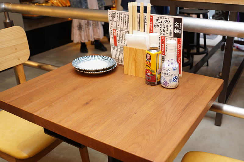テーブルにはメニューや取り皿、箸などがセッティングされている
