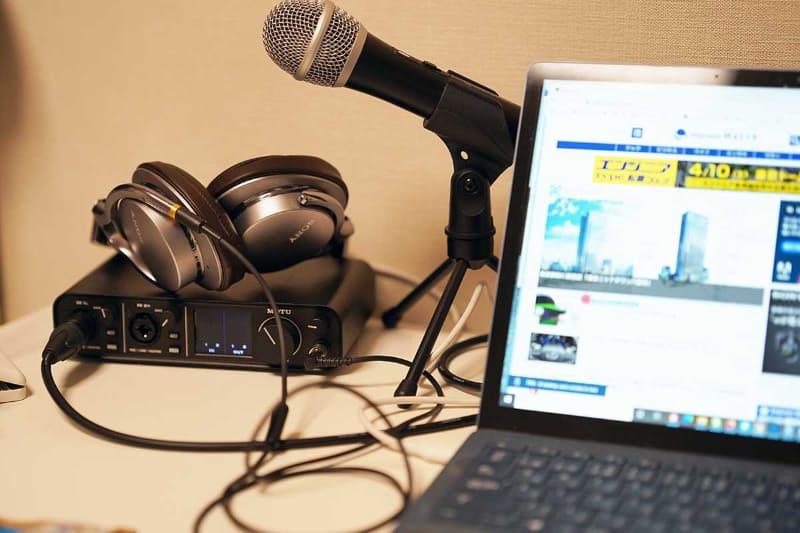 ぐちゃっとした机+ヘッドフォン。いらないかな