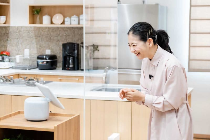 Echo Show 10に話しかける関根麻里さん