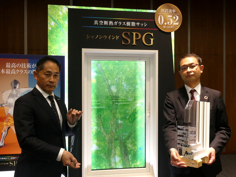 左からパナソニック ハウジングシステム事業部 建築システムBU VIG事業推進部の木村猛氏、エクセルシャノン代表取締役社長の池田州充氏