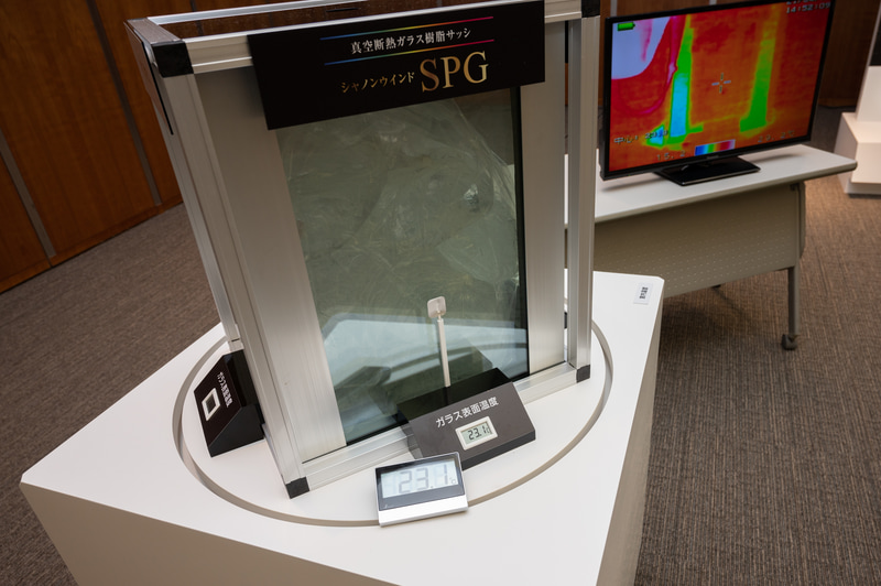 「シャノンウインドSPG」のトリプルガラス。室内側になる真空断熱ガラスの表面は室温と同じ