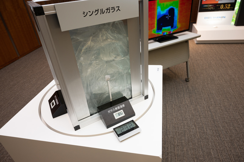 氷水の入った袋が密着した状態のデモ。室温は23度で、一般的な1枚のガラスだと、表面温度が8.5度まで下がっている