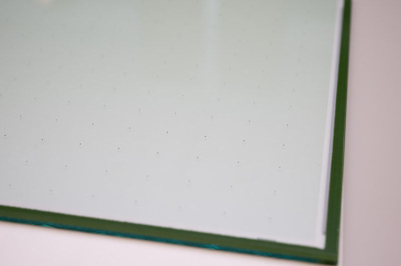 パナソニックの真空断熱ガラス「Glavenir」(グラベニール)。黒い点に見えるのは、真空層であるガラス間の約0.1mmの隙間を支えるピラー。20mmピッチで配置されている