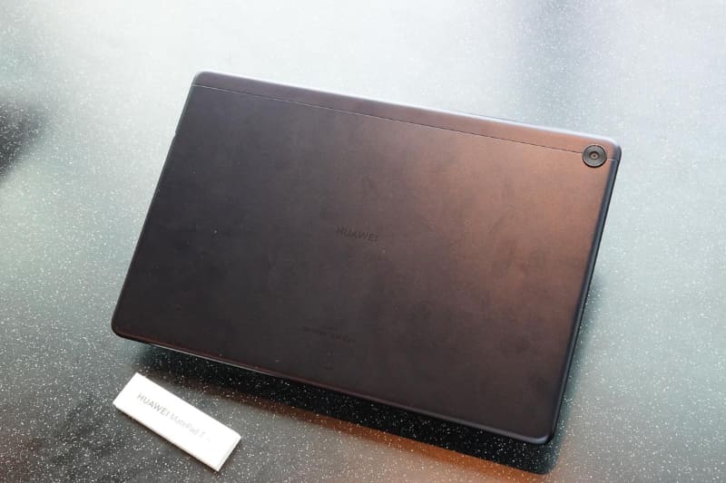 背面はサンドブラスト加工のメタルボディ