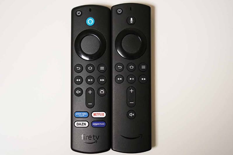 新リモコン(左)とFire TV 4Kのリモコン(右)