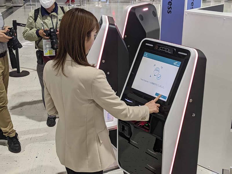 自動チェックイン機で「顔」情報の登録を行なう