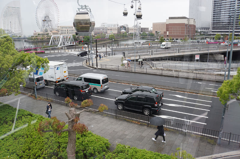 桜木町駅付近ではまだ高度が低く、大きな通りの上を横切るのは不思議な感覚