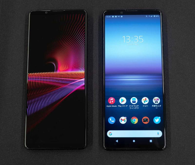 左がXperia 1 III、右が1 II。ほぼ同じデザインだが、上下のサイズは1 IIIの方が若干小さくなっている