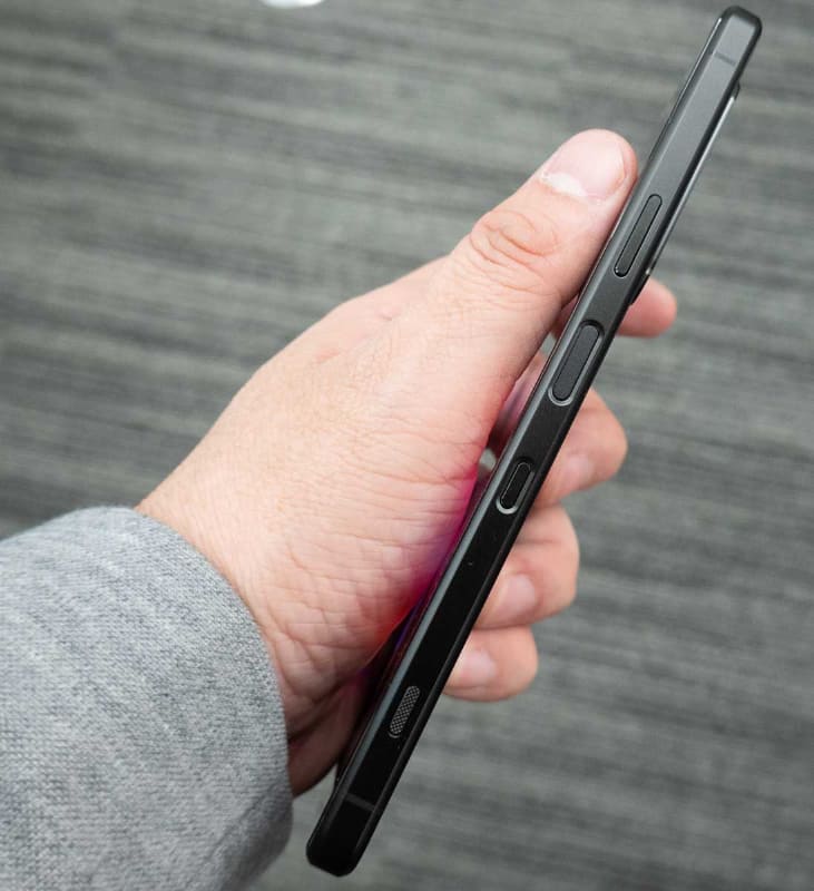 Xperia I IIIの側面。基本的には1 IIを継承しているが、ボタンの出っ張りは小さくなり、「外付けホルダーで挟んだ時などにも干渉しづらくなっている」(ソニー担当者)という