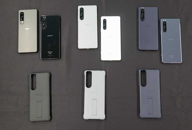 Xperia 1 IIIのカラーバリエーション。各色の右隣にあるのは1 IIだ