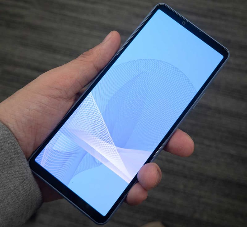 Xperia 10 III。イメージは1シリーズを継承し、カメラは通常の3眼。より手頃なシリーズにまとめられている