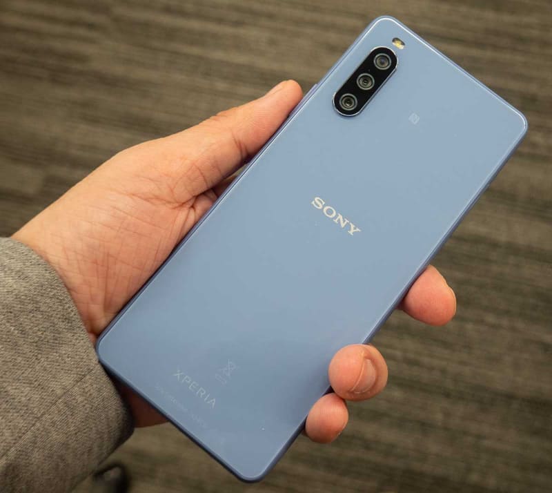 Xperia 10 III。イメージは1シリーズを継承し、カメラは通常の3眼。より手頃なシリーズにまとめられている