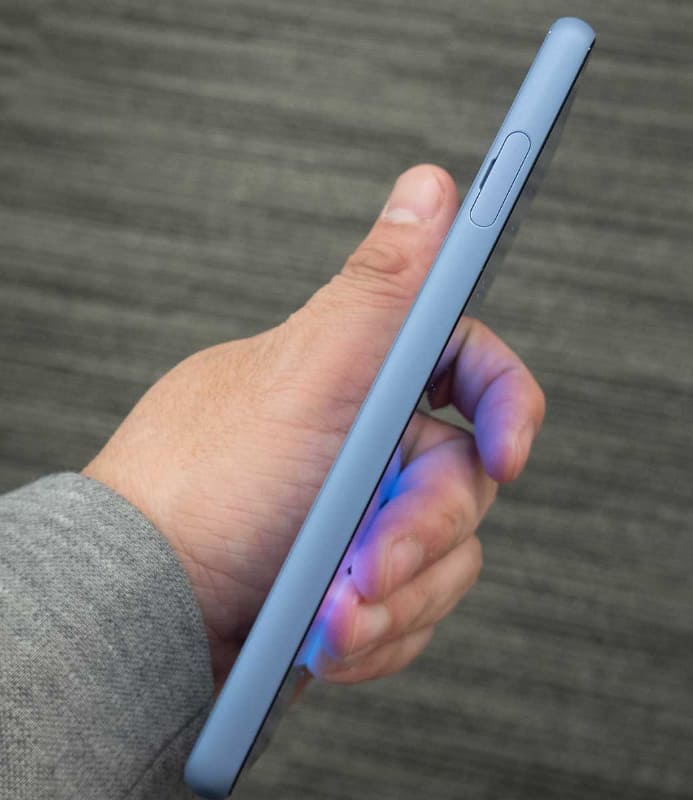 Xperia 10 III。イメージは1シリーズを継承し、カメラは通常の3眼。より手頃なシリーズにまとめられている