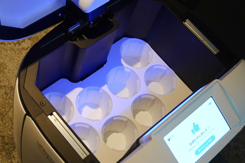 荷室の中。トレイは取り出せる