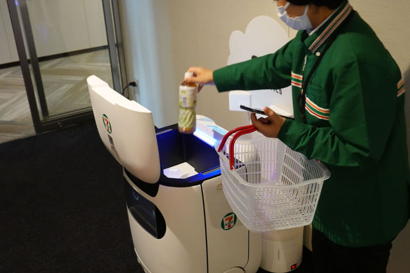 店員が商品を入れ、届け先の電話番号を入力